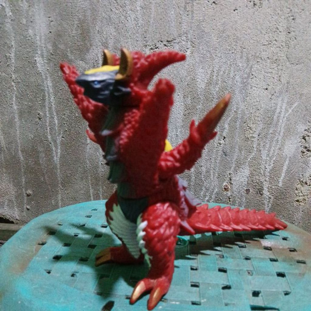 Mainan Robot Figure Monster Ultraman Bandai 2016