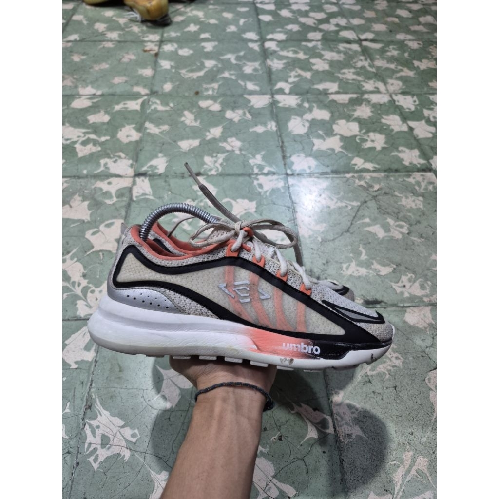 Sepatu Lari Umbro Pria(38)