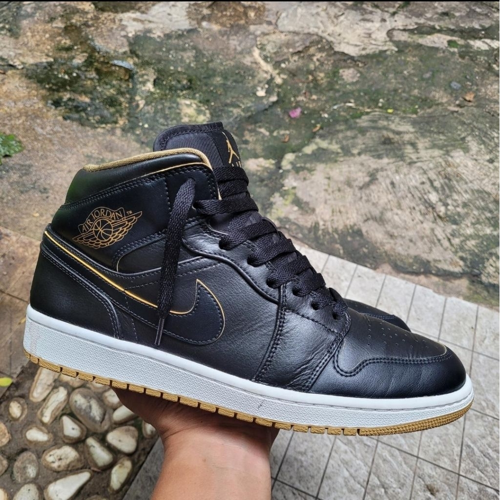 Air Jordan 1 Retro Mid Black Metallic Gold Size 44.5