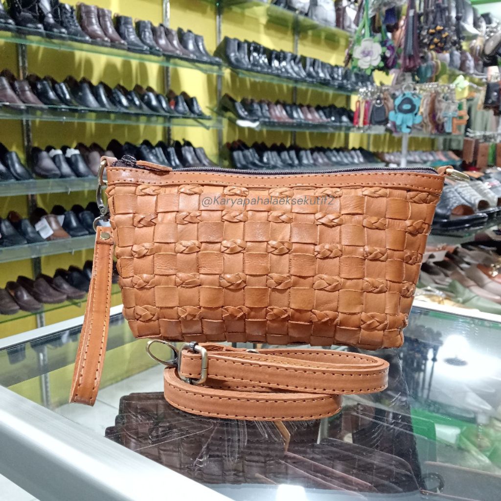 tas anyam,tas anyaman wanita, kulit sapi asli, karya pahala eksekutif 2