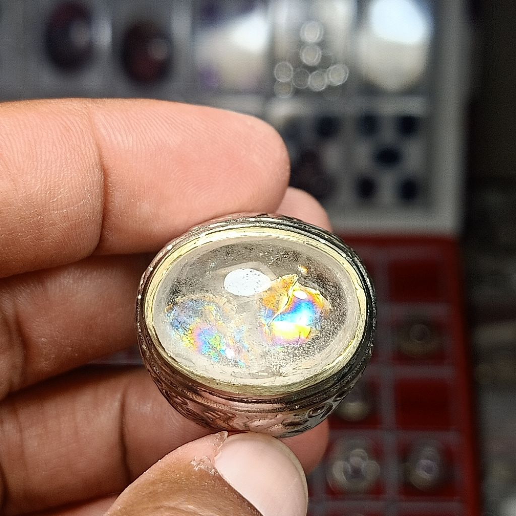 CINCIN PRIA BERMATA BATU KECUBUNG AIR PELANGI KALIMANTAN ( NATURAL QUARTZ, RING ALPAKA SIZE 11 )