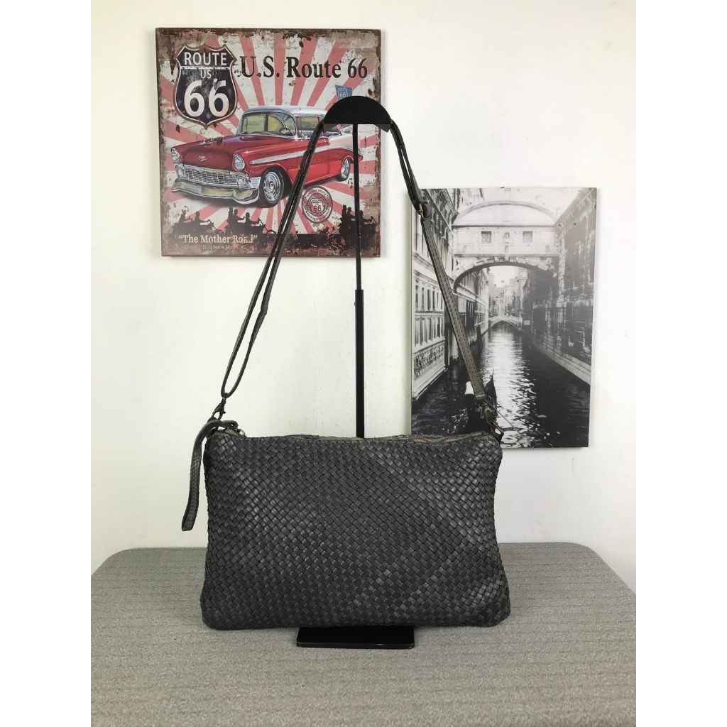 Vera Pelle Leather slingbag