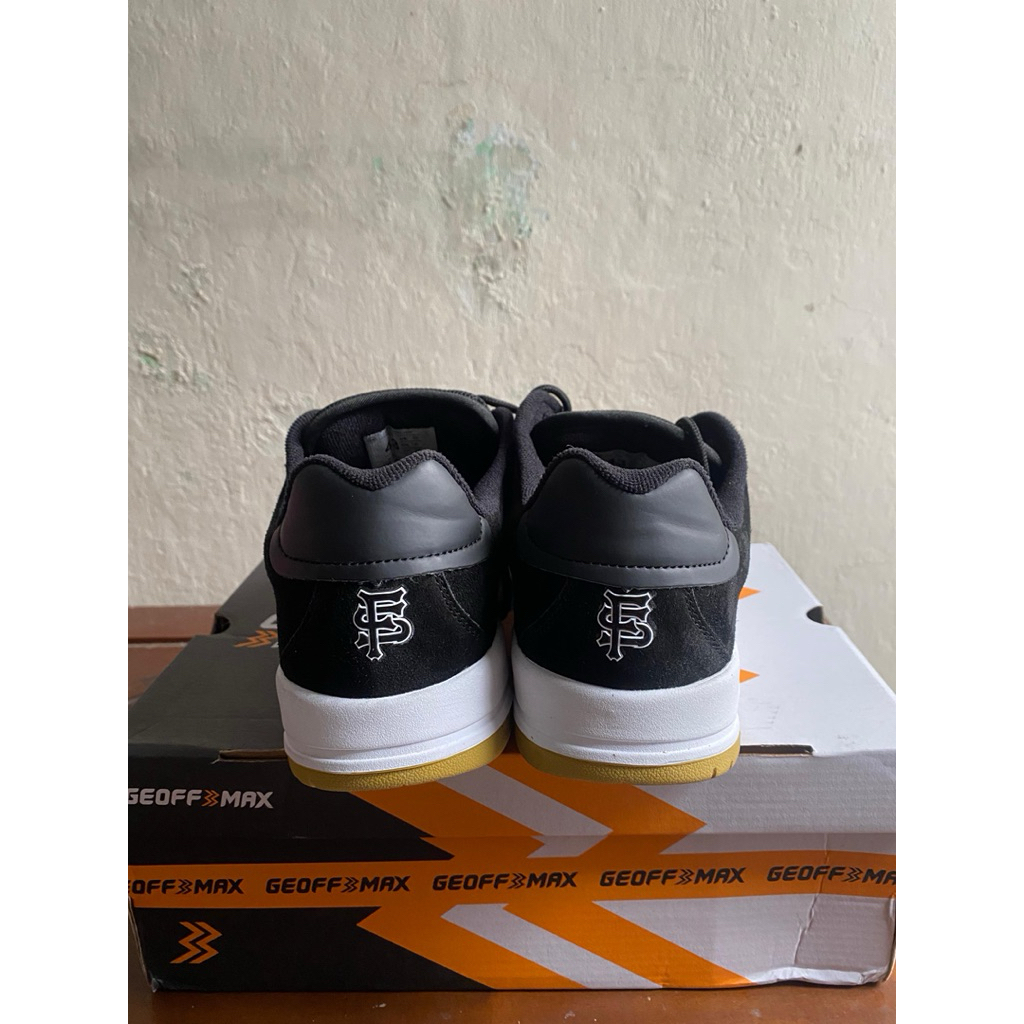Sepatu Geoff Max