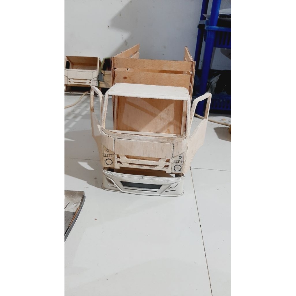 Miniatur truk giga skala 14 mentahan