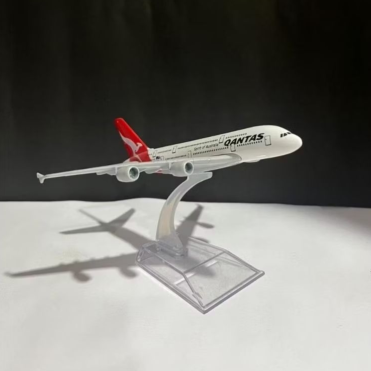 miniature pesawat Qantas boeing 747