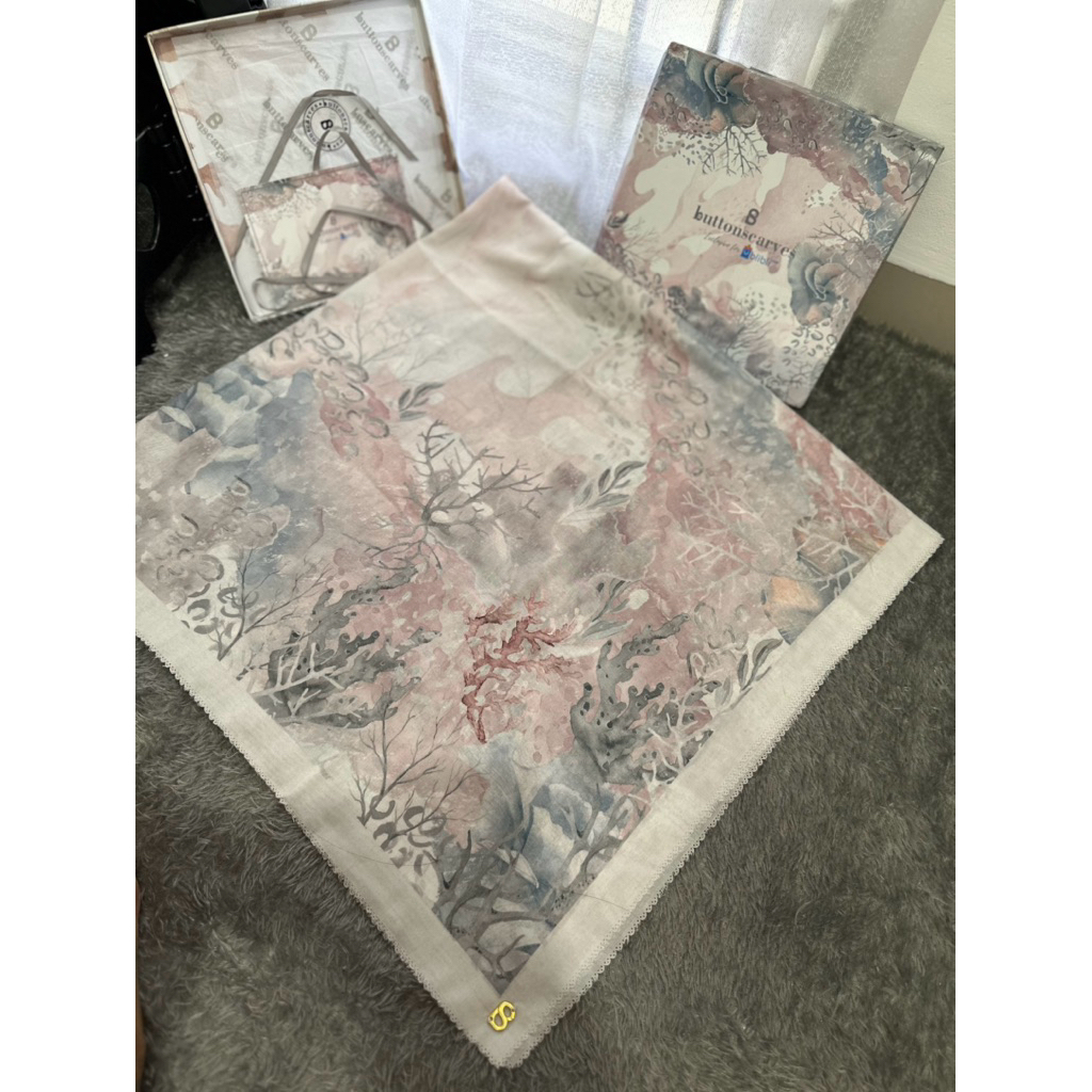 PL Buttonscarves Savana in Grey fullset lengkap box, Voal Reguler, defect lasercut brbrp pecah namun