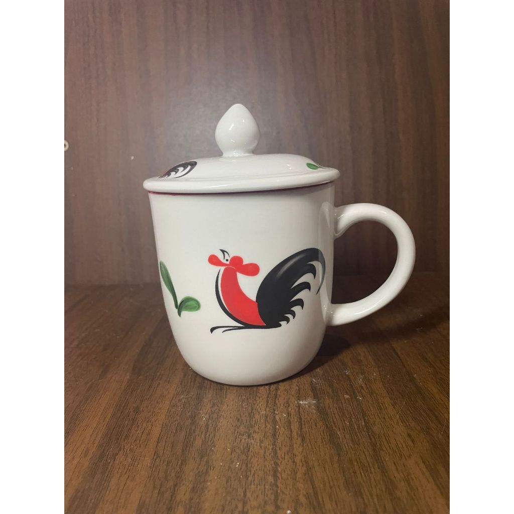 Cangkir Keramik Motif Ayam Jago dengan Tutup — Estetik, Klasik, dan Awet