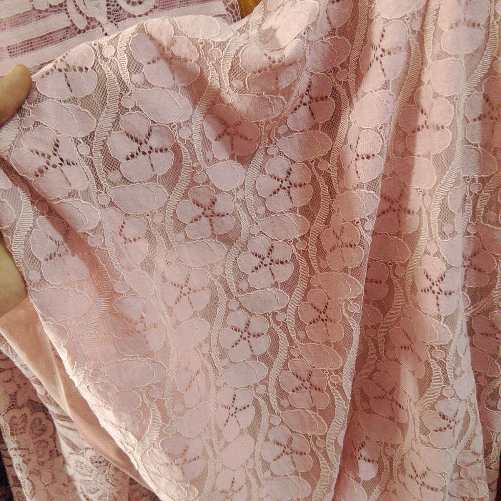 Kain Brokat Renda Motif Bunga Aster Rapat Warna Peach / Salmon Muda Meteran Lbt