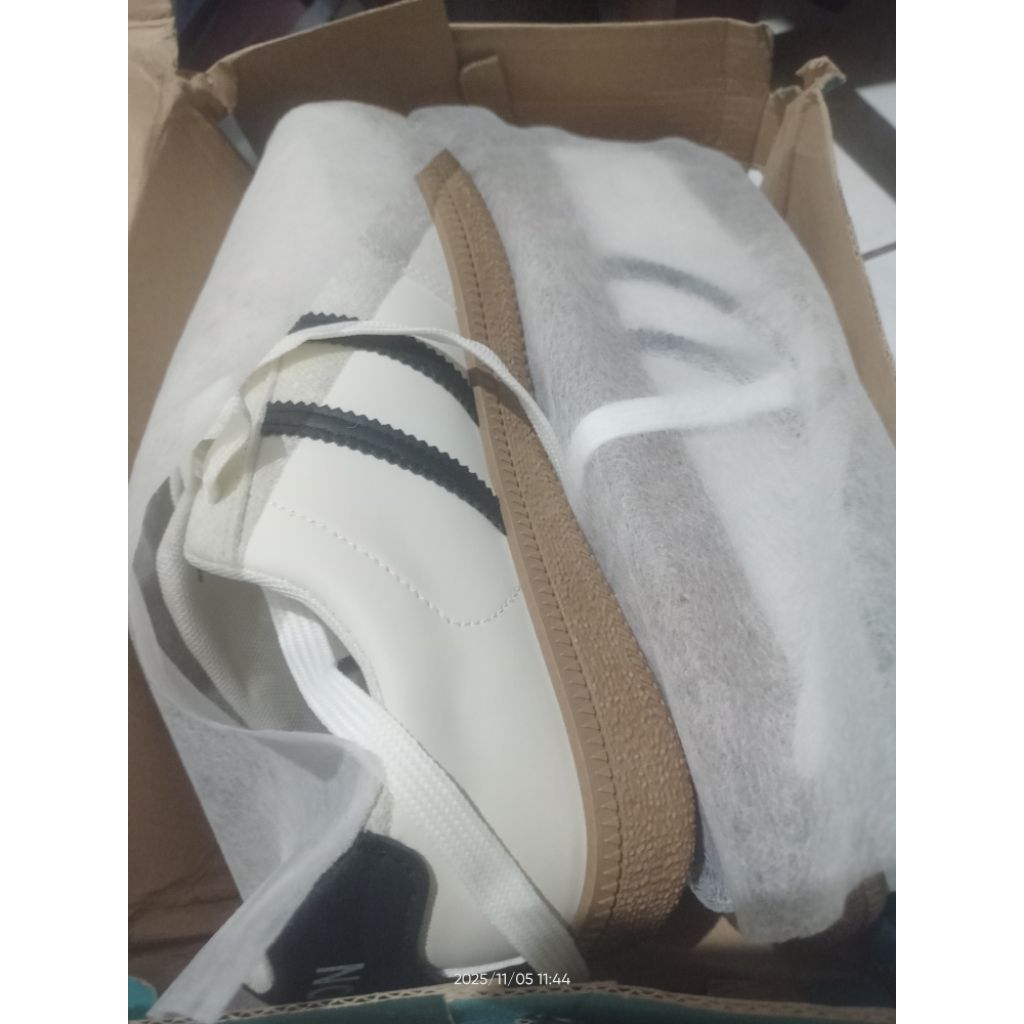 sepatu  sneakers size 43