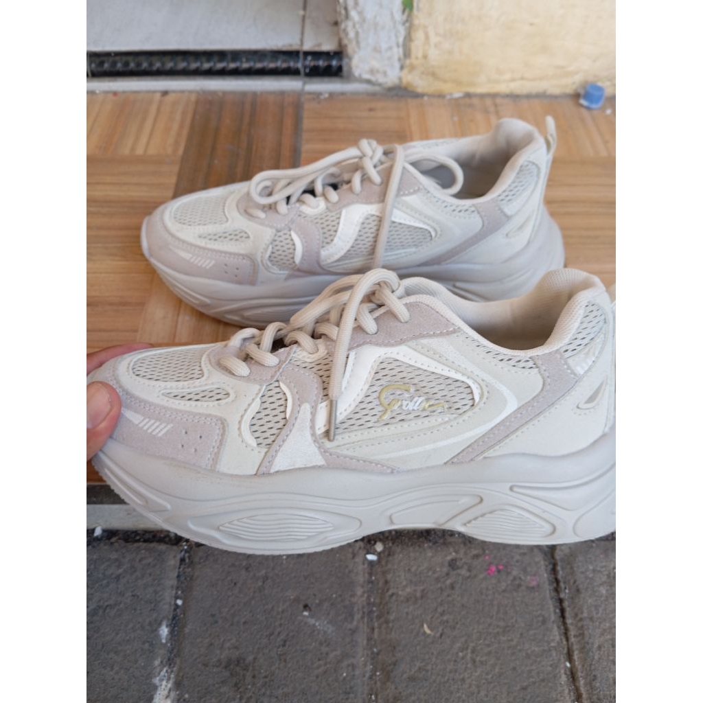 Sepatu Olahraga Corolla