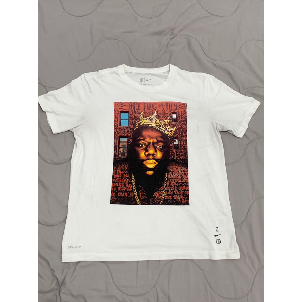 NIKE DRI-FIT BROOKLYN NETS BIGGIE MURAL TEE