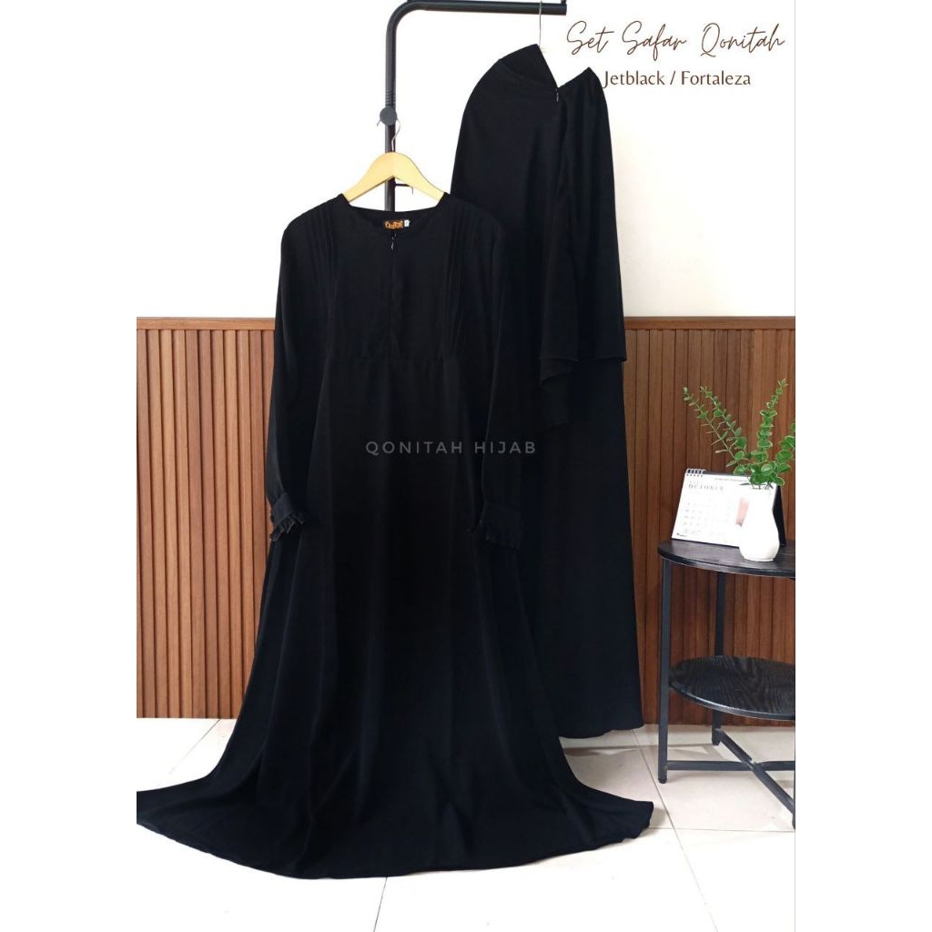 Busana muslimah syar'i set kerudung safar dewasa.
