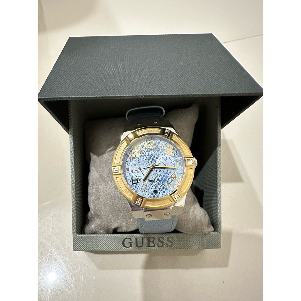 Jam tangan wanita merek GUESS