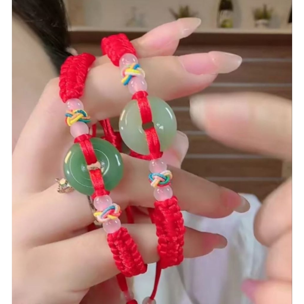 Gelang Tali Merah Kristal Giok Hijau – Simbol Keberuntungan & Perlindungan