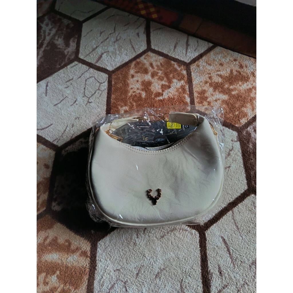 Tas Mini Sling Bag Wanita Carolla Tali Panjang Warna Putih