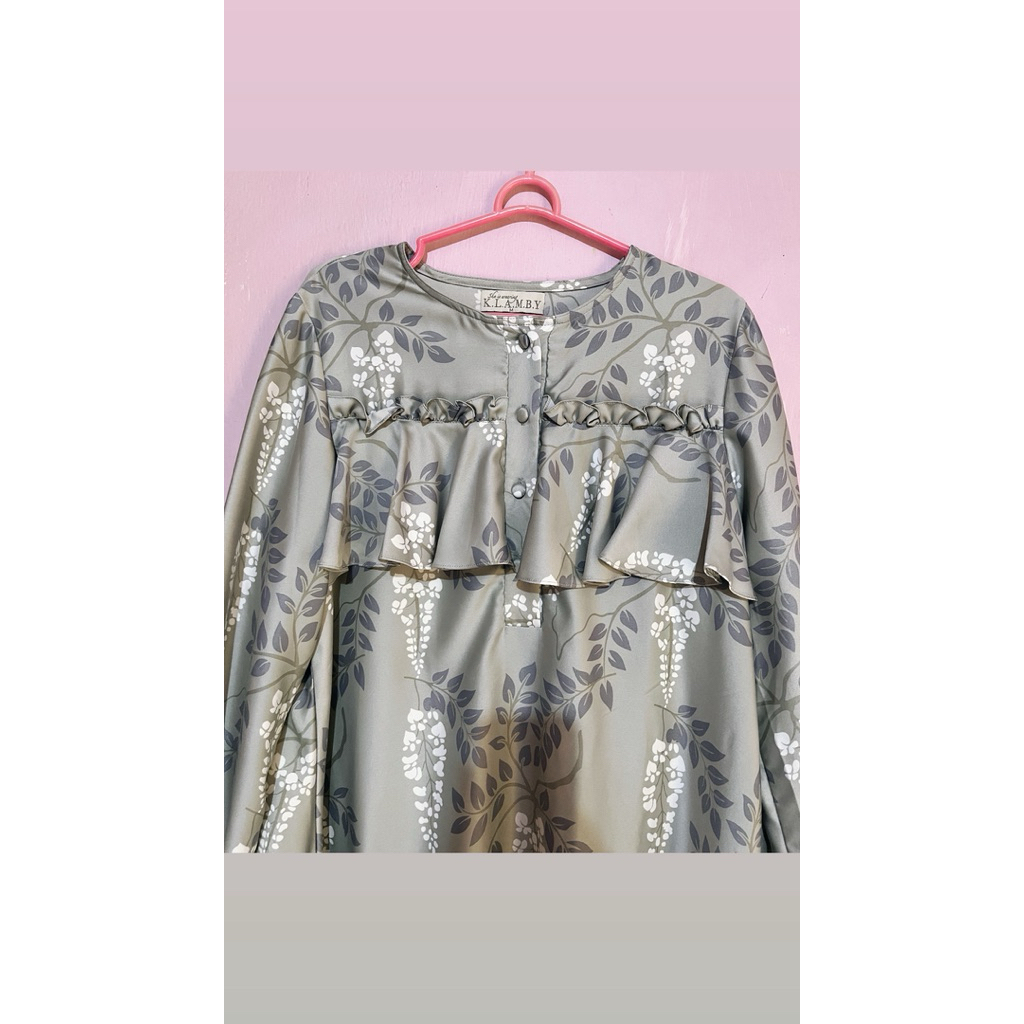 tunik wearing klamby