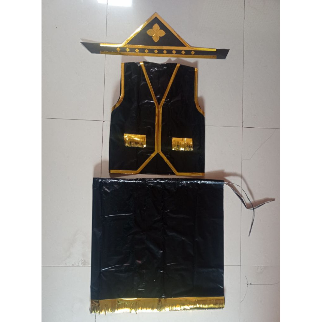 Setelan Kostum Karnaval dari Plastik