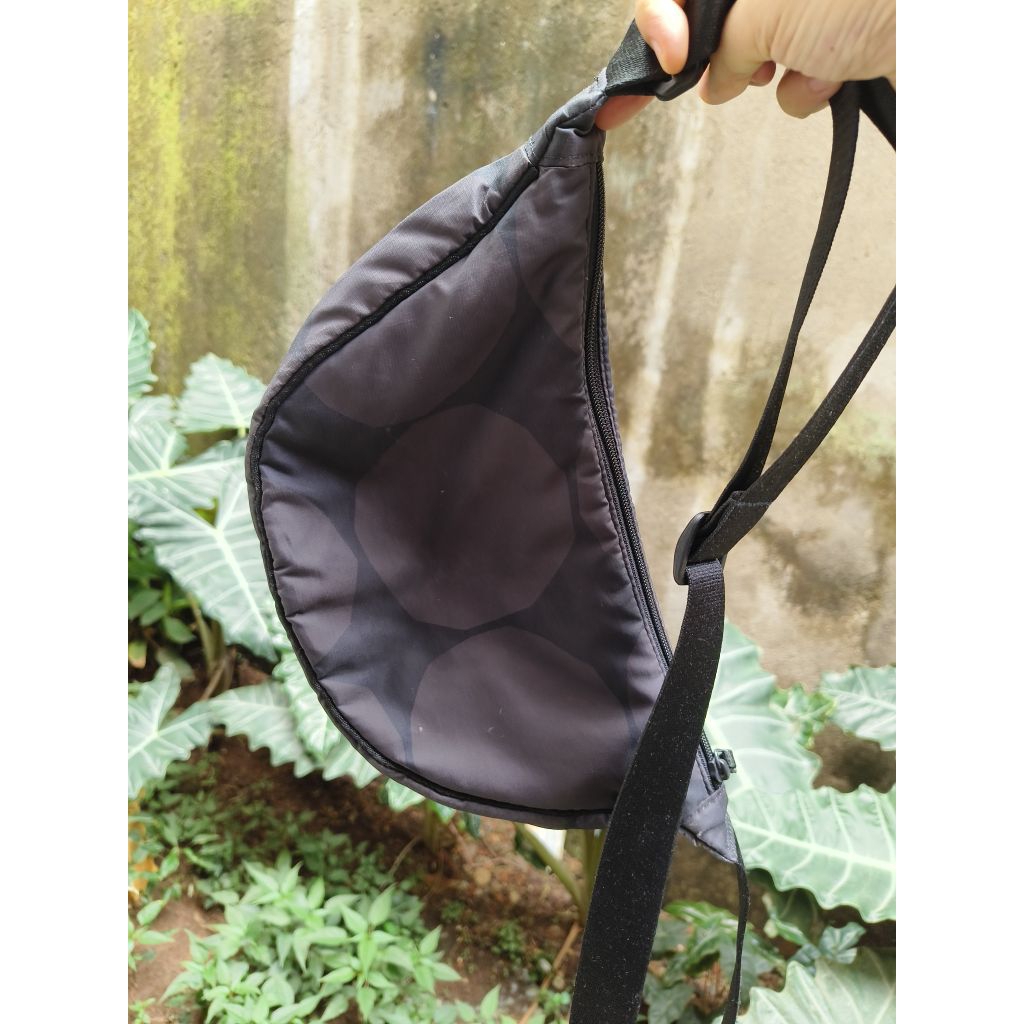 Preloved Tas selempang Uniqlo original Marimekko hitam