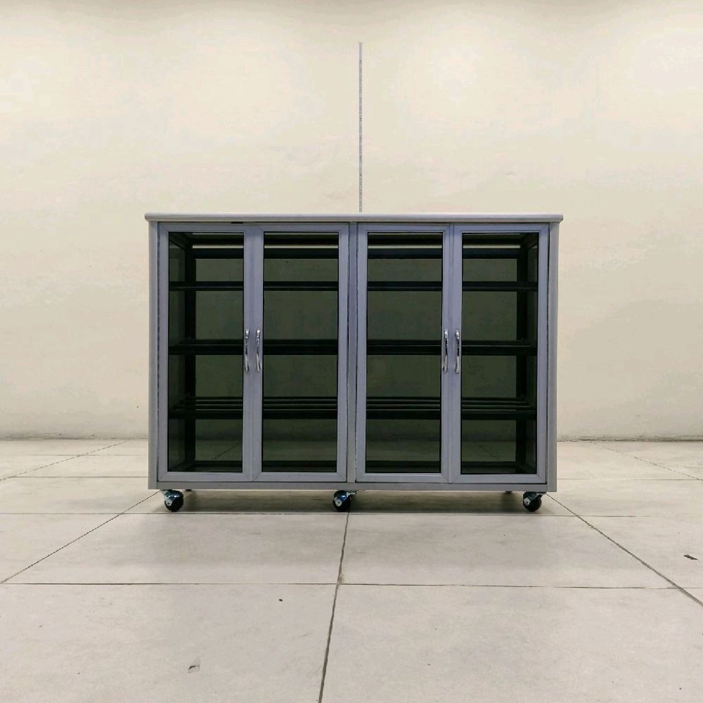 RAK SEPATU ALUMINIUM DAN KACA 4 SUSUN 110x38x80 CM WARNA SILVER COKLAT PUTIH KACA RIBEN DAN BELAKANG