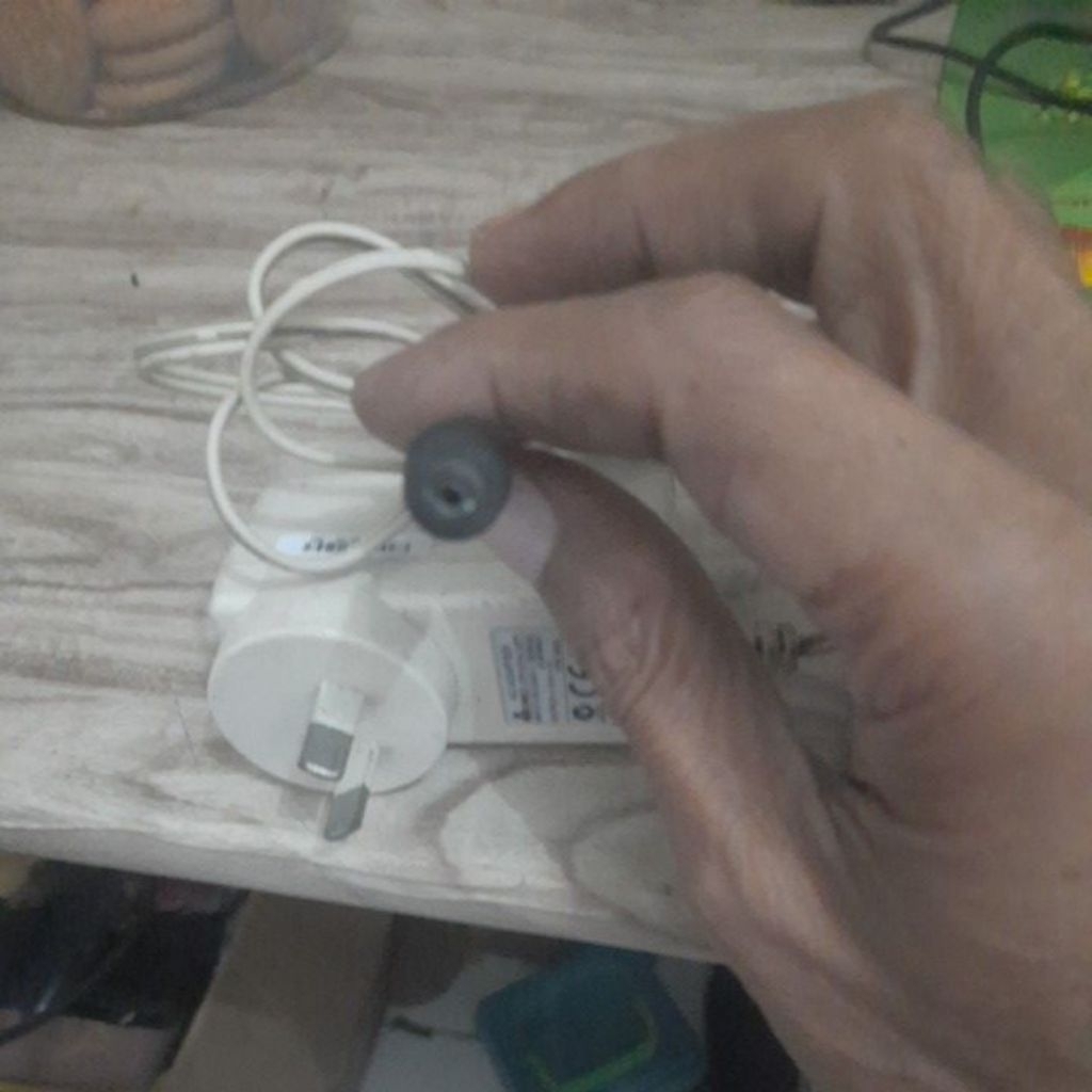 ADAPTOR UMEC 12V 1A BEKAS – KONDISI NORMAL LAYAK PAKAI