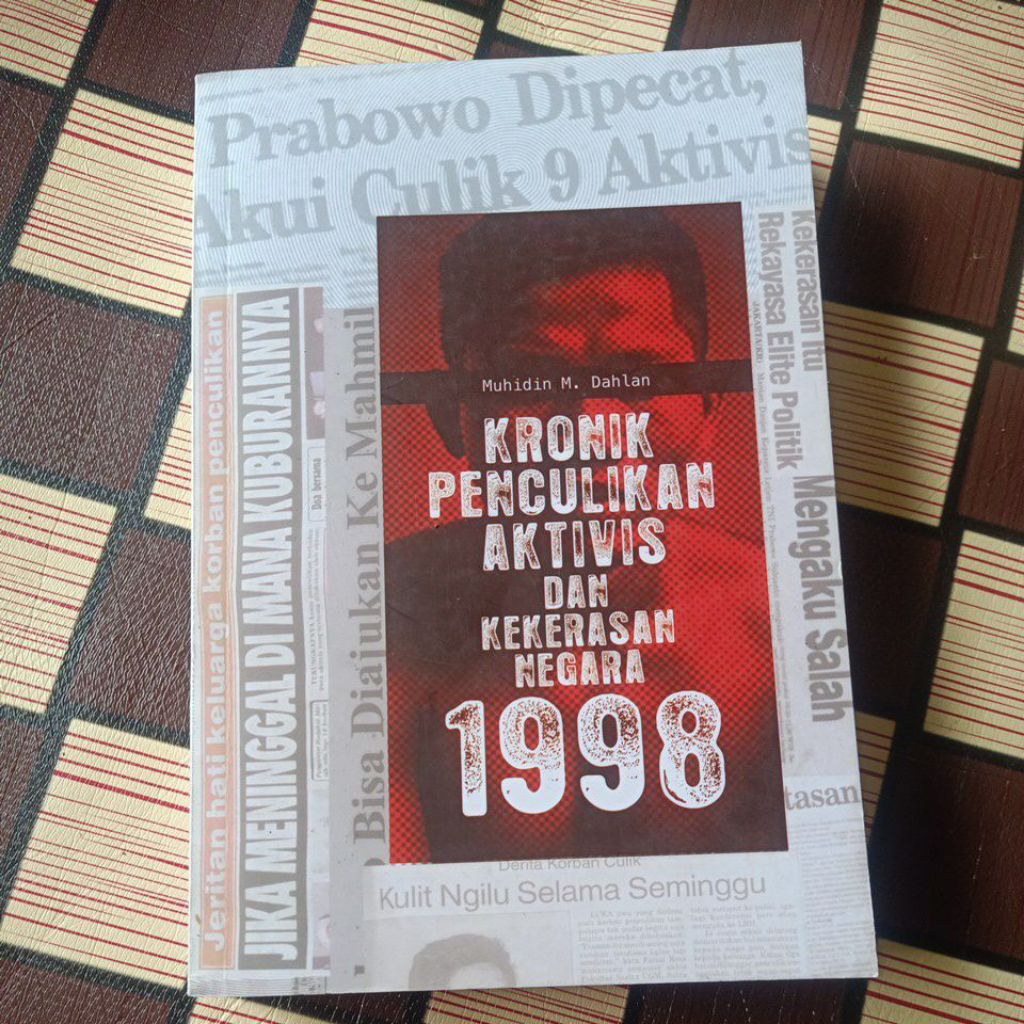 buku KRONIK PENCULIKAN AKTIVIS DAN KEKERASAN NEGARA 1998 - Muhidin M. Dahlan