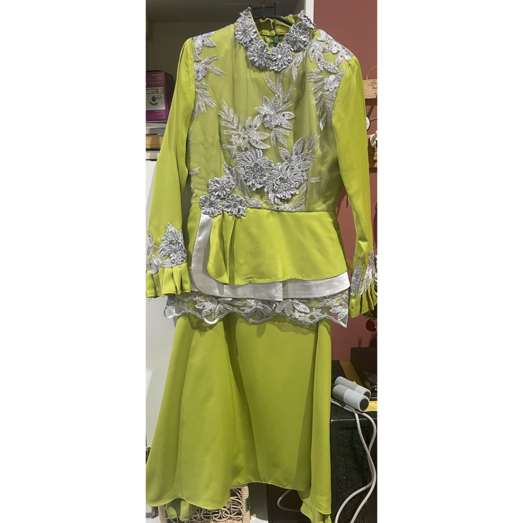 Kebaya Wisuda warna hijau sage + Rok kain biasa