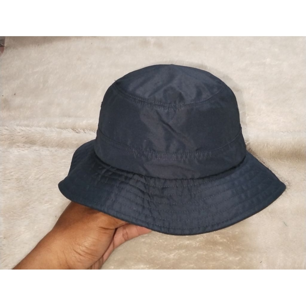 Topi Bucket UNIQLO navy Size 58-59cm Second