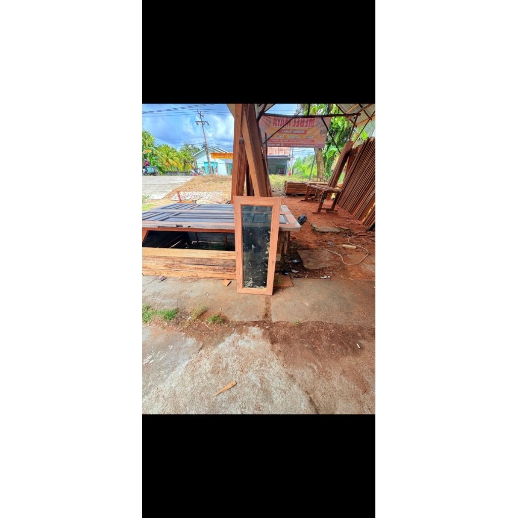 JENDELA MINIMALIS KACA RIBEN KAYU BENGKIRAI (TANPA KUSEN)