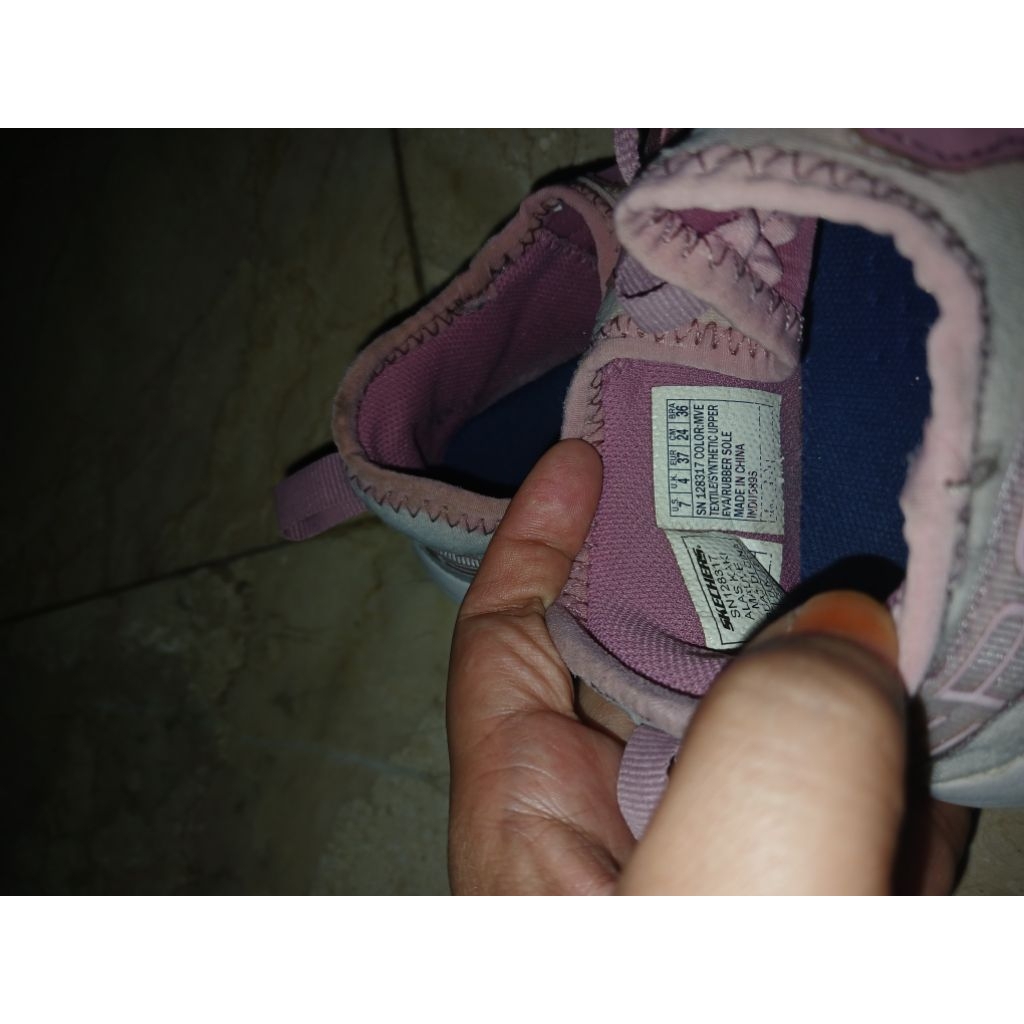 Sepatu skecher wanita