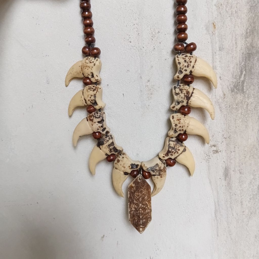 Kalung Tribal Kuku Macan Replika Resin