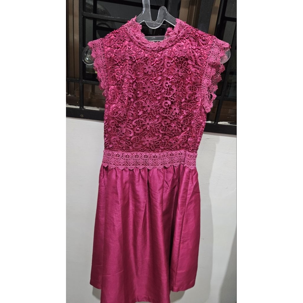 dress renda fushia ( preloved )