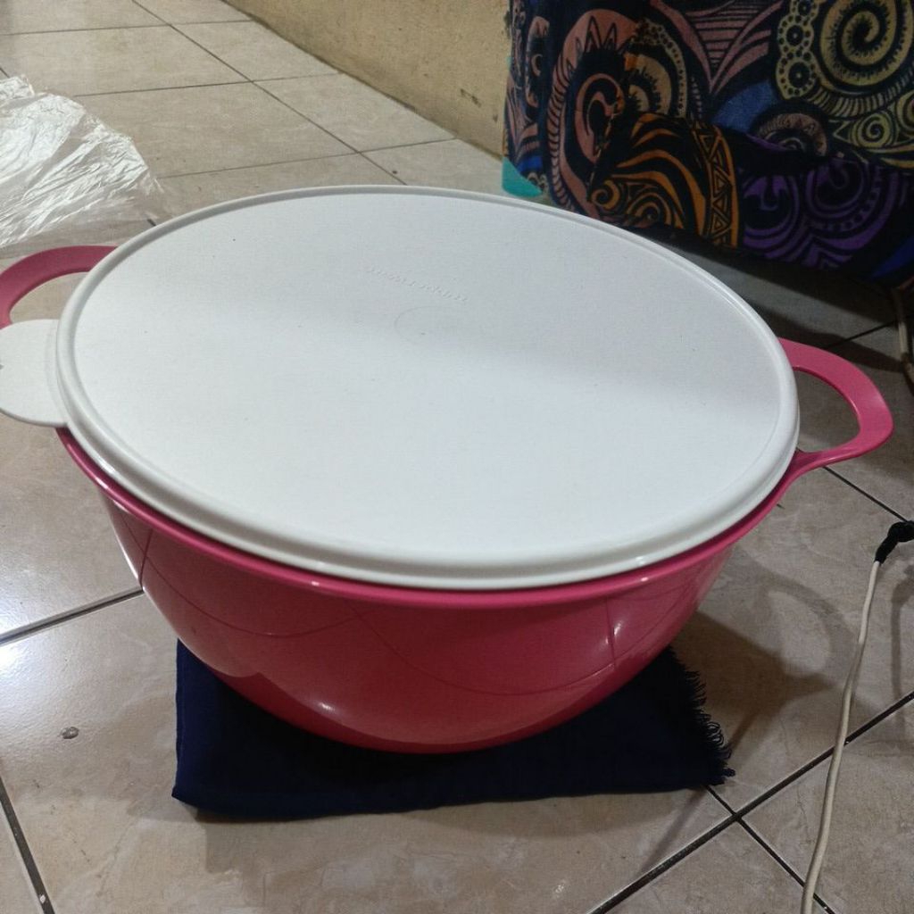 tupperware thats a bowl 7.8 liter dan 10 liter
