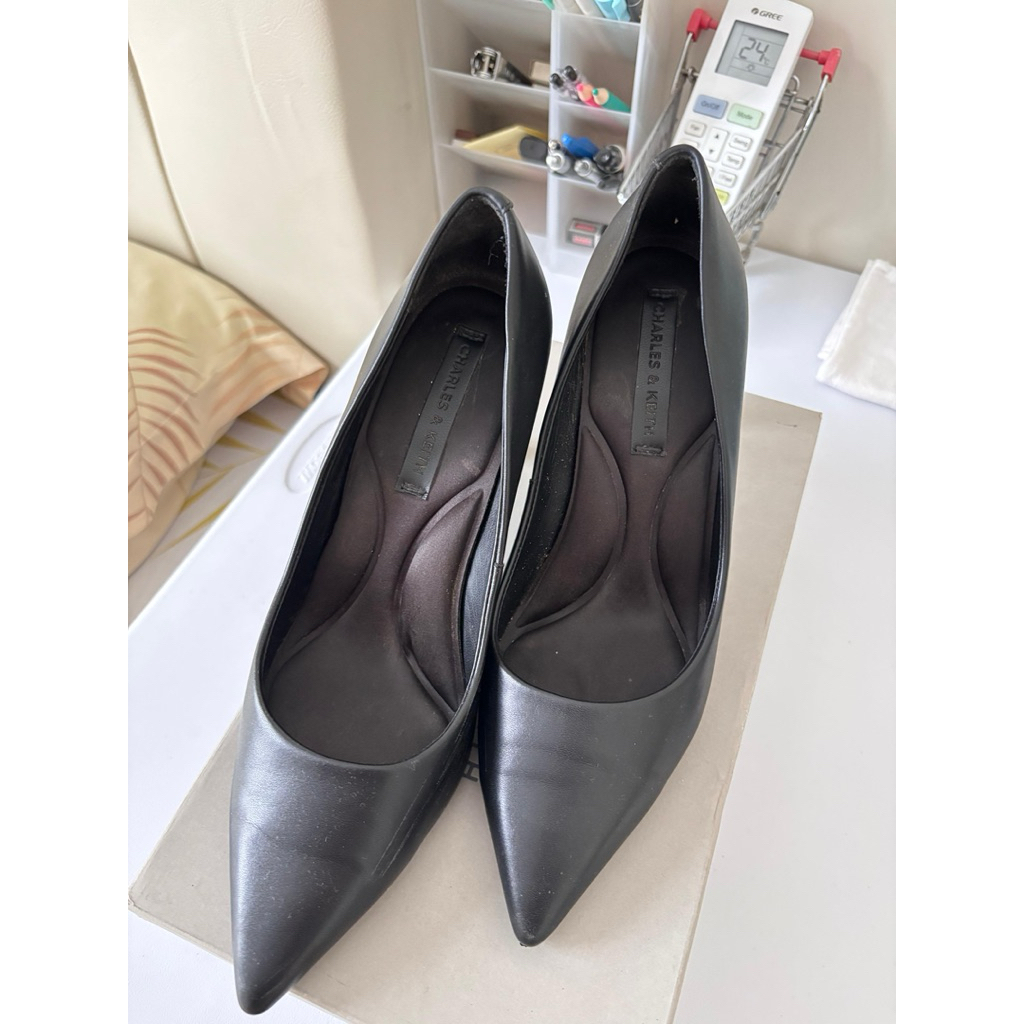 Sepatu Heels Hitam Pantofel Charles and Keith Ukuran 37