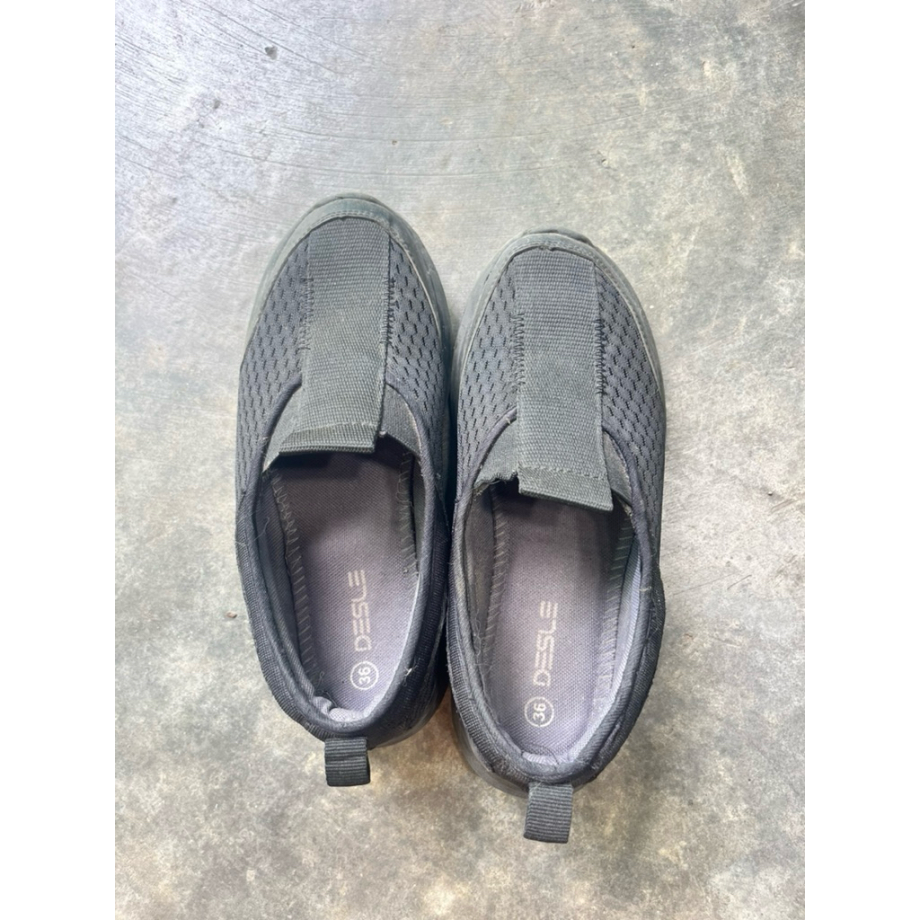 SEPATU DESLE HITAM PRIA WANITA UNISEX PRELOVED SEPERTI BARU