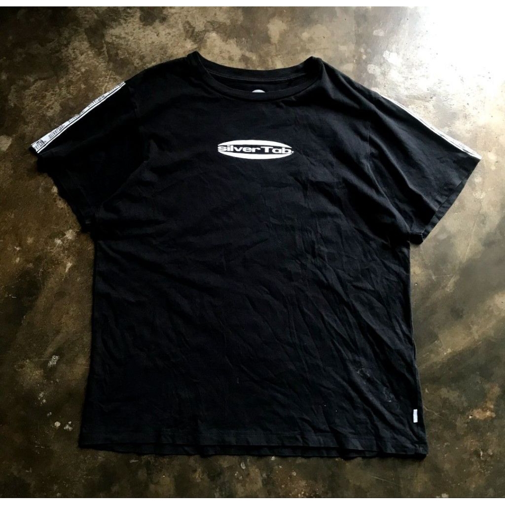 Y2K SILVERTAB TAPERED ICONIC LOGO TEE