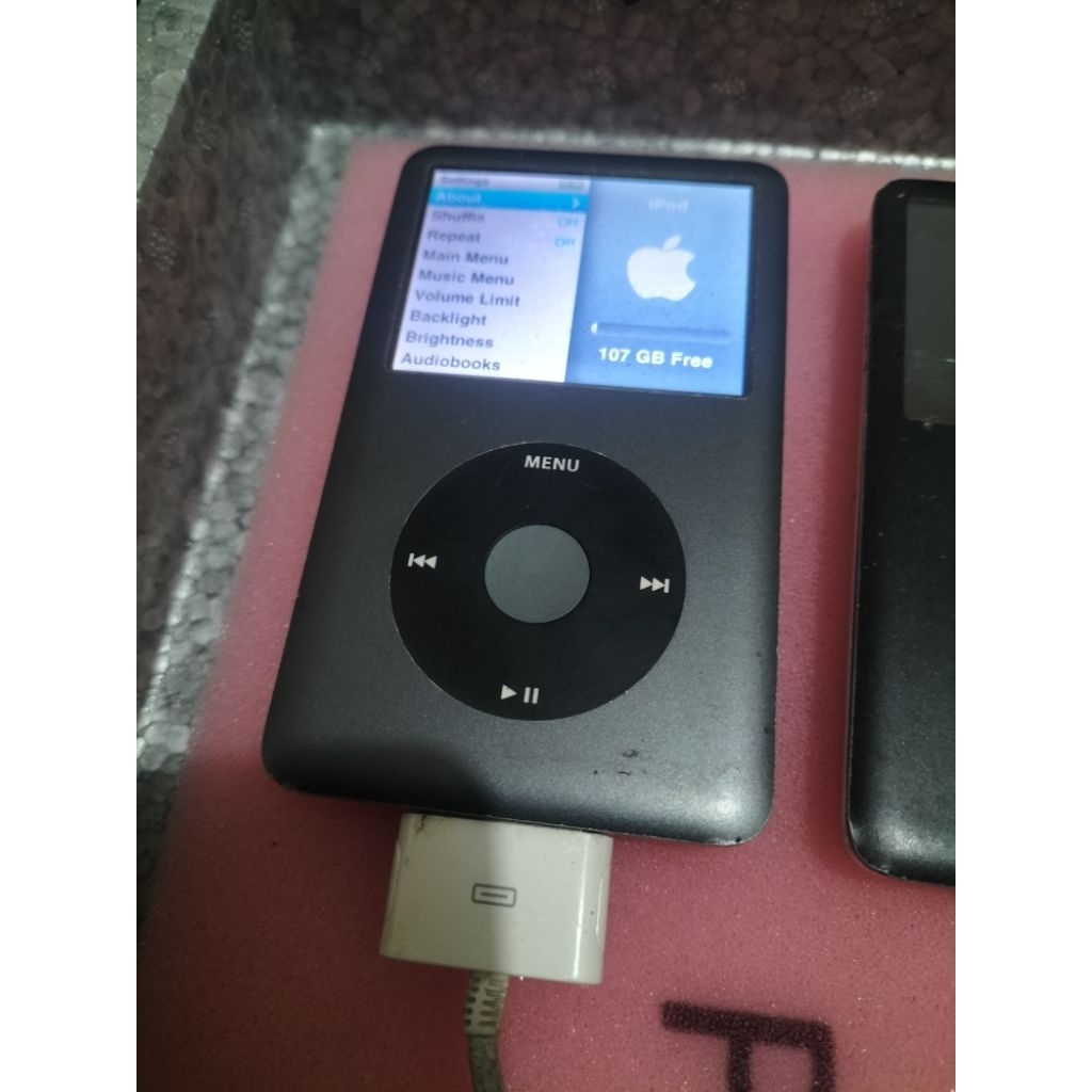 Apple ipod classic original. gen 7 (gen terakhir). 120gb. Normal hidup. minus batrei drop