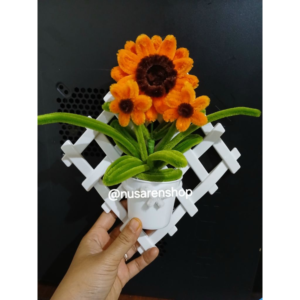 hiasan dinding LED  bunga kawat bulu dilengkapi lampu LED/ hiasan dinding bunga