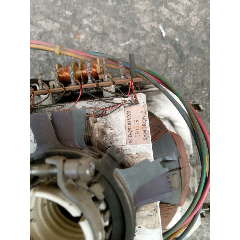 Yoke, konde TV tabung slim 29inc merk LG, normal.