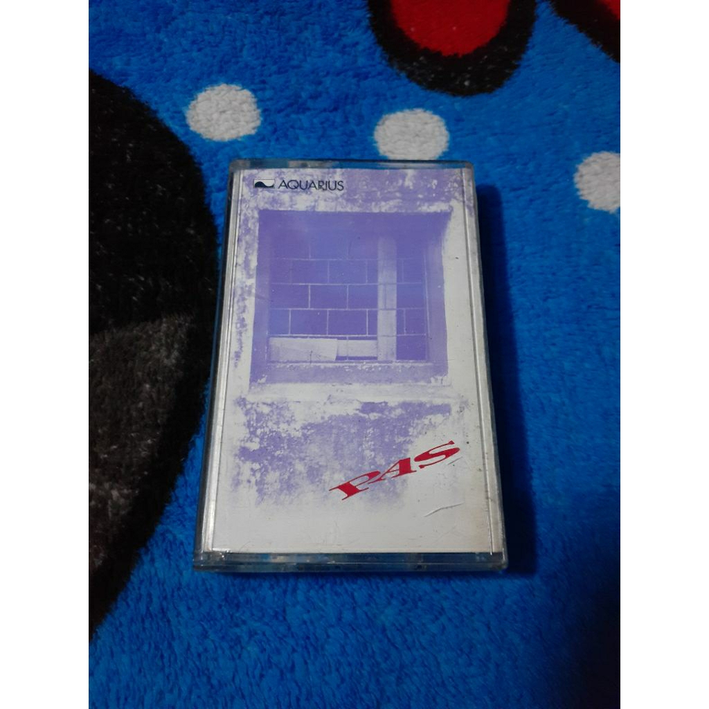 kaset pas band album pertama