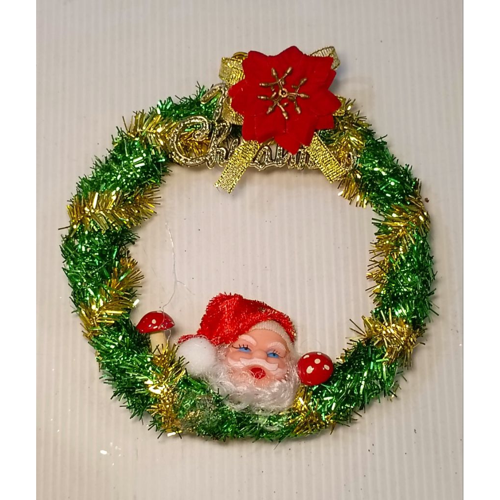Wreath Natal Santa dengan Rumbai Hijau Emas Ceria