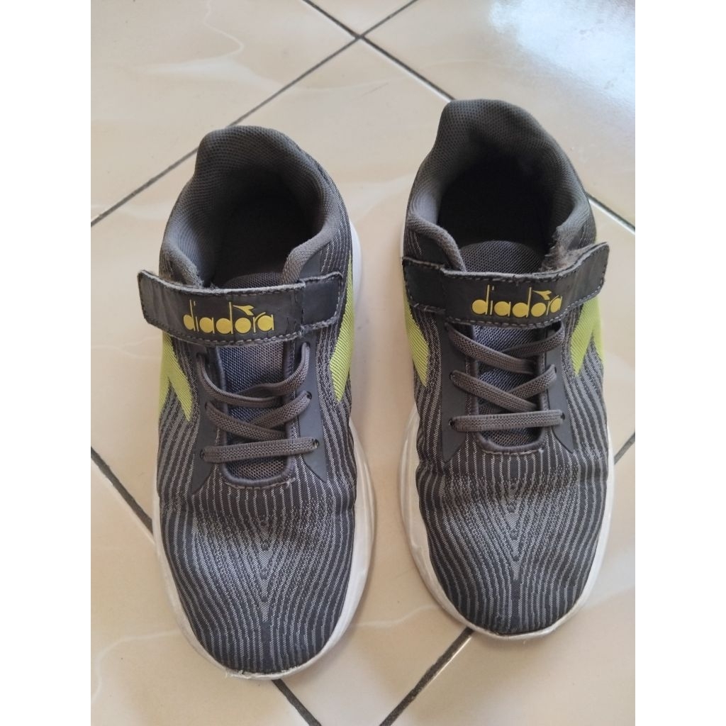 Sepatu keds anak laki Diadora Size 33