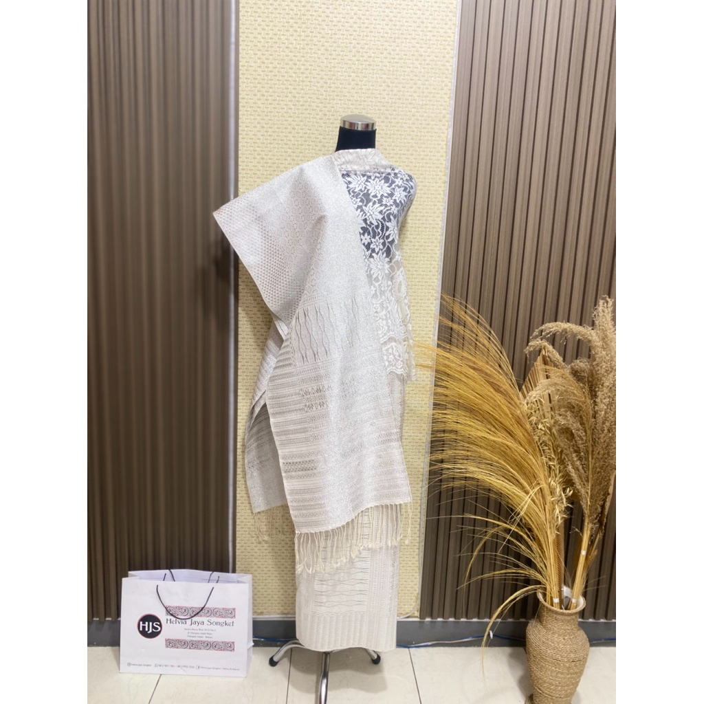 Tumtuman exclusive putih silver penganten