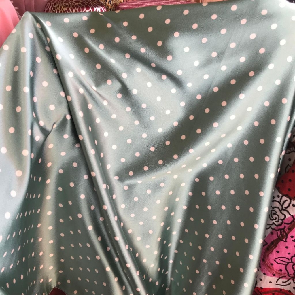 kain satin motif polkadot - kain satin silk motif polkadot - kain silk motif polkadot kecil ajj