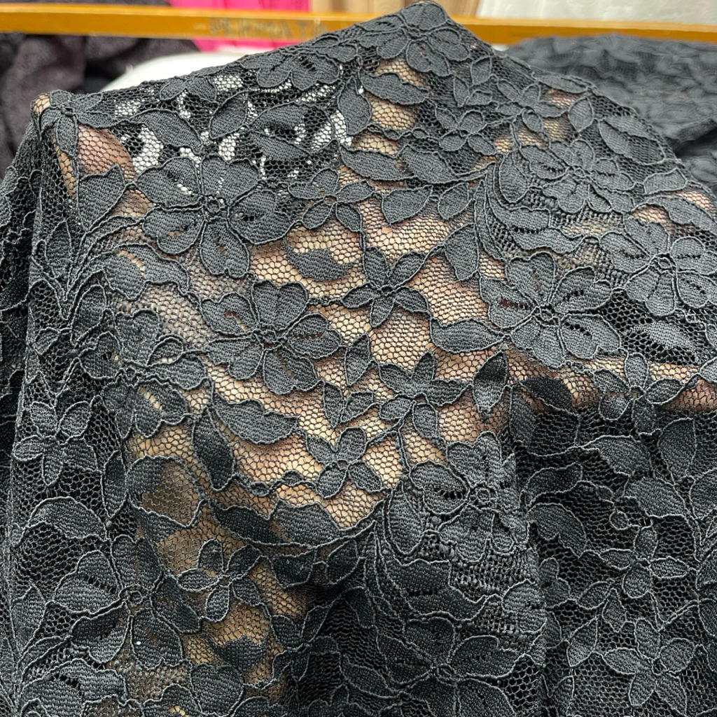 kain brukat motif - kain brokat motif bunga premium - kain brokat semi prada - warna hitam tb