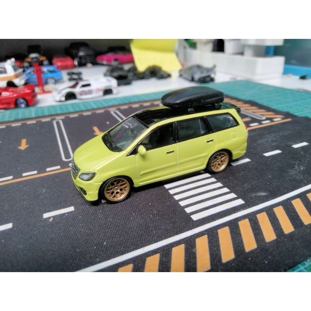 Toyota Innova custom (merk Welly)