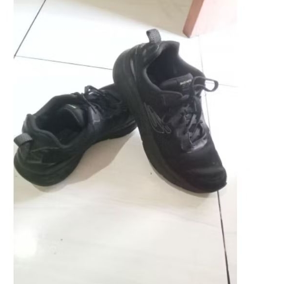 Sepatu Skechers hitam