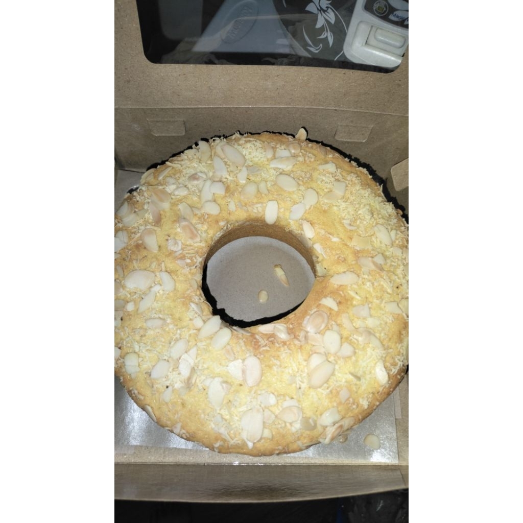 Bolu tape toping keju almond ukuran 20cm