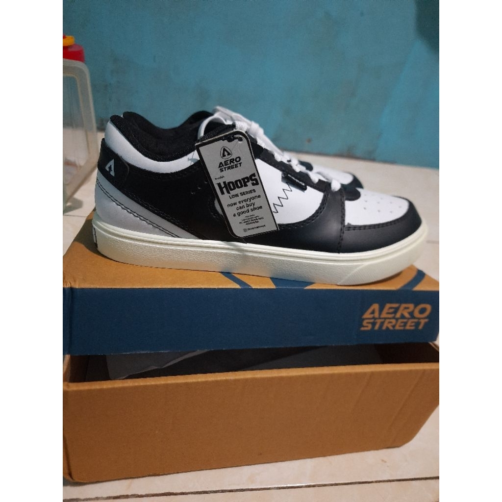 sepatu aerostreet hoops hitam putih