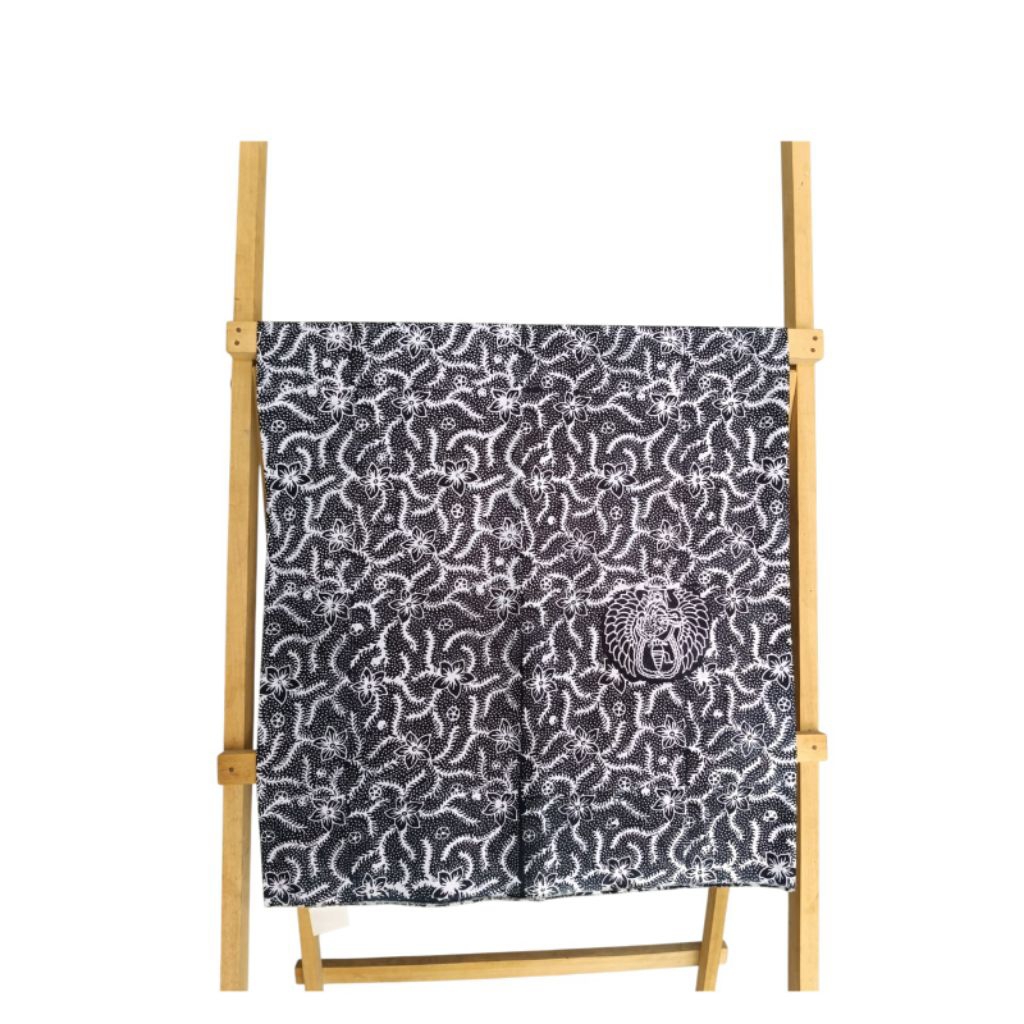 Kain Batik Hitam Putih Motif Bunga Abstrak– Bahan Adem & Nyaman