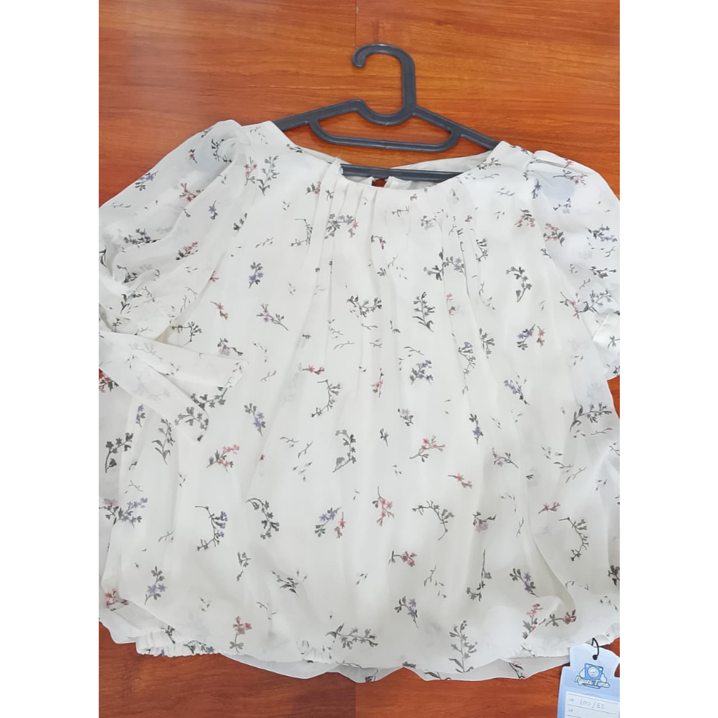 Blouse Wanita Motif Bunga-Bunga